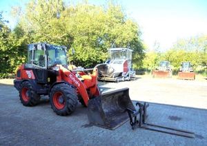 Chargeuse sur pneus Kubota R430 d'occasion abordable avec commandes ergonomiques et performances durables à vendre - Product Image 3