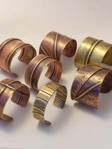 Anneau de serviette rond martelé en cuivre plaqué élégant accessoire décoratif de table en métal élégant pour la salle à manger de banquet de fête de mariage - Product Image 3