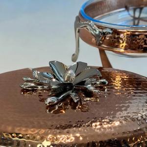 Calentador de alimentos de cazuela elegante de cobre con mango de diseño de flores perfecto para restaurantes, hoteles y resorts de La India - Product Image 2