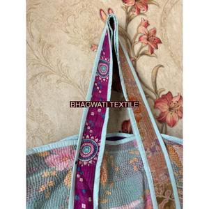 Sacs fourre-tout en coton matelassé Kantha Stitch sur mesure imprimés fabriqués à partir de tissu idéal pour la revente - Product Image 4