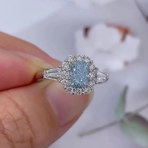 Bague à trois pierres en or 14 carats plaqué rhodium avec halo de diamants de laboratoire fantaisie bleu vif de forme baguette radiante de 2 carats, certifiée IGI pour femmes - Product Image 1