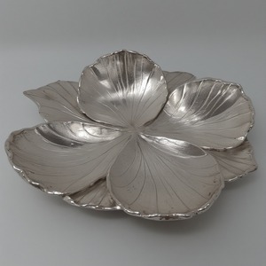 Serveur de fruits secs en aluminium de qualité supérieure avec trois bols en forme de feuille liée en finition or antique pour les intérieurs de salle à manger et l'utilisation. - Product Image 1