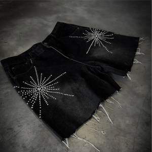 กางเกงขาสั้นผู้ชายสไตล์สตรีททรงหลวมแบบวินเทจซีดจางมีรอยขาดและพลอยเทียม - Product Image 4