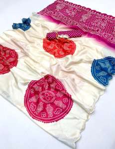 Saree in Seta Bandhani con Bordo Lavorato su Entrambi i Lati e Design Elaborato per Donne - Product Image 3