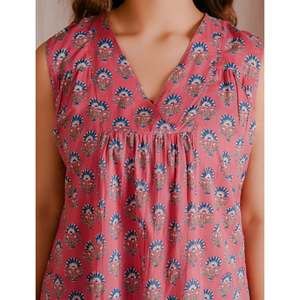 Top Corto de Algodón Transpirable Rosa con Estampado de Bloques Mulmul y Tejido Butti - Product Image 2