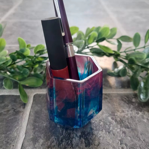 ที่ใส่ปากกาทำจากเรซิ่นมีสไตล์ที่ออกแบบมาเพื่อความทนทานและความสง่างามช่วยให้ปากกาดินสอและอุปกรณ์สำหรับโต๊ะทำงานของคุณเป็นระเบียบและเป็นระเบียบ - Product Image 1