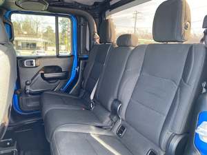 รถจี๊ป แกลดิเอเตอร์ สปอร์ต ครูว์แค็บ ปี 2021 ขับเคลื่อน 4 ล้อ เกียร์อัตโนมัติ เบาะหนัง ไฟหน้า LED จอสัมผัส ขาย - Product Image 6