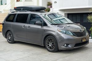 Toyota Sienna XLE 2017 Usada en Buen Estado # 4 de los 4 modelos con paquete de rendimiento DG-Spec, asientos en la tercera fila, propiedad de California - Product Image 3