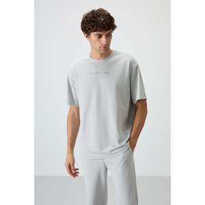 Camiseta Air Jones para Hombre, Corte Holgado, Color Gris Piedra, Mezcla de Algodón, Superficie Texturizada y Estampado Gráfico - Modelo 88364 - Product Image 1