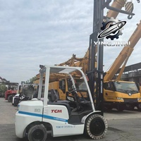 Chariot élévateur industriel GPL TCM FG30T3 d'occasion en bon état de marche, équipé d'un dispositif de déplacement latéral et d'une hauteur de levage de 4500 mm