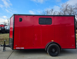 Nouvelle remorque de camion fermée 6x12 rouge avec nez en V et kit Blackout (1) essieu 2001-3000 kg avec fenêtres - Product Image 3
