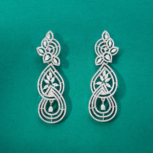 Allure of American Diamond Pendientes chapados en rodio Joyas de latón clásico con aspecto elegante - Product Image 6