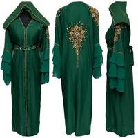 Élégante robe de soirée longue en mousseline verte, style abaya, avec broderies perlées, manches à volants, col à capuche et ourlet évasé, coupe portefeuille
