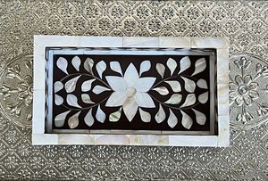 ถาดเสิร์ฟพร้อมจี้ฝังกระดูกไข่มุกที่ออกแบบอย่างปราซับซ้อนและสวยงาม - Product Image 3