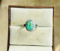Bague cocktail minimaliste en argent sterling 925 plaqué rhodium avec émeraude naturelle et diamant taille brillant rond serti à griffes