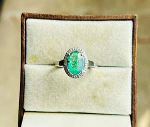 แหวนค็อกเทลเรียบง่าย ชุบโรเดียม ประดับมรกตธรรมชาติทรงกลมเจียระไนแบบบริลเลียนต์ ตัวเรือนเงินแท้ 925 - Product Image 6