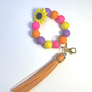 Porte-clés fait main avec perles en bois et anneau en acier inoxydable | Porte-clés coloré en perles de bois et acier inoxydable | VRNQ - Product Image 1