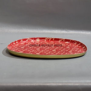 Plateau de service rond rouge sur le thème des vacances avec lettrage ondulé et garniture noire moderne pour un cadre de Noël élégant - Product Image 5