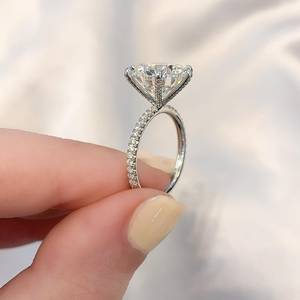Bague de fiançailles solitaire en diamant de laboratoire rond 5,80 carats, sertie pavé, certifiée IGI D-E-F VVSVS, accessoire de mariage éblouissant - Product Image 4