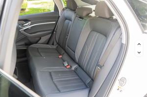 รถยนต์มือสองปี 2021 ออดี้ อีทรอน สปอร์ตแบ็ค พรีเมียม พลัส ดูอัลมอเตอร์ ขับเคลื่อนสี่ล้อ ระบบกันสะเทือนแบบปรับได้อัตโนมัติ ไม่ได้ดัดแปลง - Product Image 2