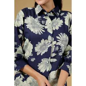 Ensemble coordonné classique en coton bleu : Tunique boutonnée à col montant et pantalon large à motifs floraux pour un look décontracté ou professionnel élégant - Product Image 6