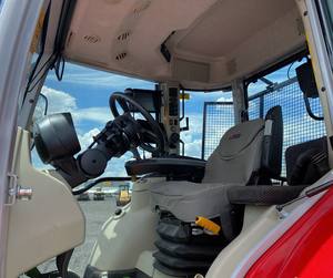 Tractor agrícola Massey Ferguson 5S.135 4x4 con tracción en las cuatro ruedas y cargador para uso agrícola disponible para la venta. - Product Image 6