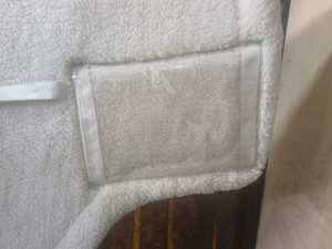 Almohadilla de sillín de piel de oveja australiana de alta calidad con bolsillo lateral Color y tamaño personalizables - Product Image 5