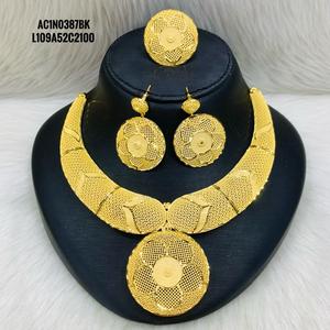 Nouveau style de colliers courts de haute qualité avec boucles d'oreilles et bagues en plaqué or 18 carats bijoux d'un gramme pour femmes - Product Image 1