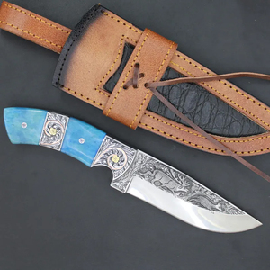 Cuchillo de Caza Hecho a Mano de Acero D2 con Mango de Resina Azul, Hoja Grabada y Funda de Cuero, Coleccionable - Product Image 2