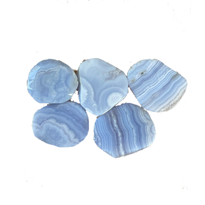 หินพลอยธรรมชาติทรงรีแบนเรียบสีฟ้าประดับด้วยลูกไม้ทรงกระเป๋า - Product Image 1