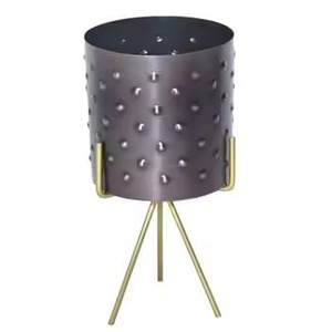 Juego de soporte para plantas de hierro pintado antiguo con macetas de Metal de diseñador martillado para decoración navideña del hogar y uso en el jardín - Product Image 1