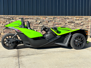 รถสามล้อ Slingshot SL สีเขียวดำ มอเตอร์แบบไร้แปรงถ่าน 600-1000 ซีซี ความเร็วสูงสุดเกิน 80 กม./ชม. มอเตอร์ไซค์ทัวริ่ง ผลิตในสหรัฐอเมริกา - Product Image 1
