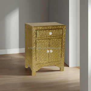 ตู้ข้างเตียงหรูหราทันสมัย ลวดลายทองเหลืองและไม้ สำหรับห้องนอนหรือห้องนั่งเล่น เฟอร์นิเจอร์บ้าน-วัสดุโลหะ - Product Image 1