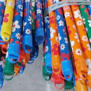 Manche de balai en bois enduit de PVC du Vietnam - Product Image 1