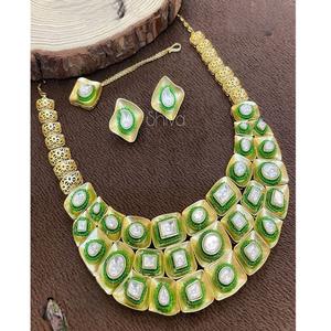 Ensemble de mariée Kundan plaqué or de luxe pour femmes comprenant des boucles d'oreilles de collier d'émeraude de perle pour les mariages fiançailles faites - Product Image 1