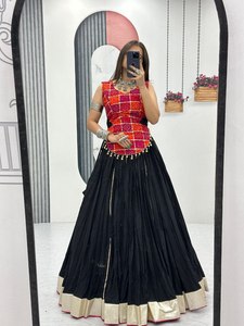 ชุดการ์บาอินเดียแบบดั้งเดิมผ้าฝ้ายแท้สีดำพิมพ์ด้วยฟอยล์งาน navratri lehenga choli สำหรับงานแต่งงาน - Product Image 4