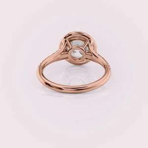 Bague de fiançailles en or blanc/jaune/rose 14 carats avec halo de diamants de laboratoire taille ronde et bande pavée - Product Image 4