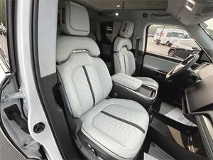 UNA FANTÁSTICA CAMIONETA USADA 2024 R-1-T DE 1 VELOCIDAD, LISTA PARA USO ELÉCTRICO, EN VENTA - Product Image 2