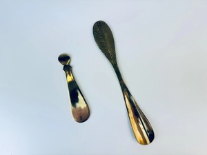 ฮอร์นรองเท้าจากนักออกแบบระดับพรีเมียมพร้อมด้วยลวดลายใบไม้ในแบบศิลปะที่จับทำจากโลหะและออกแบบตามหลักสรีรศาสตร์สำหรับสวมใส่ได้อย่างง่ายดายจากอินเดีย - Product Image 4