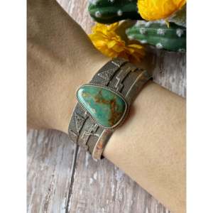 Bracelet manchette vintage Navajo en turquoise Royston et argent sterling, fait main par des artistes indigènes - Product Image 2