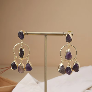 Boucles d'oreilles pendantes délicates en améthyste violette avec un design long et tombant, parfaites pour les tenues de soirée et de fête - Product Image 3