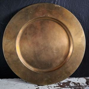 Placas de cargador de lujo de nueva apariencia con detalles intrincados para una configuración de mesa de comedor glamurosa y contemporánea - Product Image 4