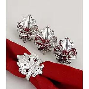 Anneau de serviette en argent plaqué, design en relief de Noël, vaisselle, anneau de serviette - Product Image 1