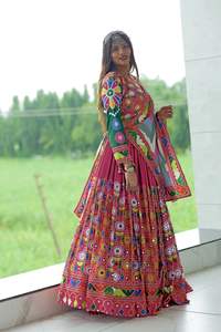 Nuevo Lehenga Choli de Diseñador para Navratri, Lehenga Choli para Festivales Indios, Lehenga Choli con Trabajo de Espejo Real - Product Image 3