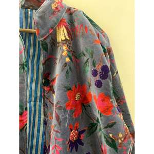 Veste en velours imprimée en bleu pâle et rouge cramoisie, style ample pour le printemps - Le Jardin du Paradis - Product Image 4