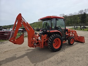 Tractor Kubota L3560 con cargador frontal y retroexcavadora, rojo, tracción en las cuatro ruedas, para uso agrícola. - Product Image 5