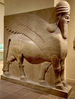 Estatuas de estilo europeo para exteriores, Natural Beige esculturas de piedra de mármol, estatua de toro alado de Babylon Asiri tallada a mano, 100%
