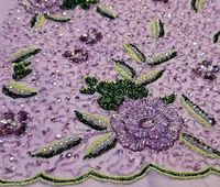 Tissu orné lourd pour robes de filles Superbes fleurs perlées et accents de paillettes sur tissu décoratif riche en filet doux