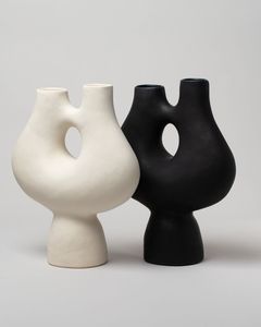 Magnifiques vases à fleurs en fer antique avec finition thermolaquée pour les pièces à thème vintage et les mariages - Product Image 5