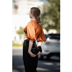 Blusa elegante de seda con cuello en V de color sólido para mujer con mangas abullonadas - Product Image 2